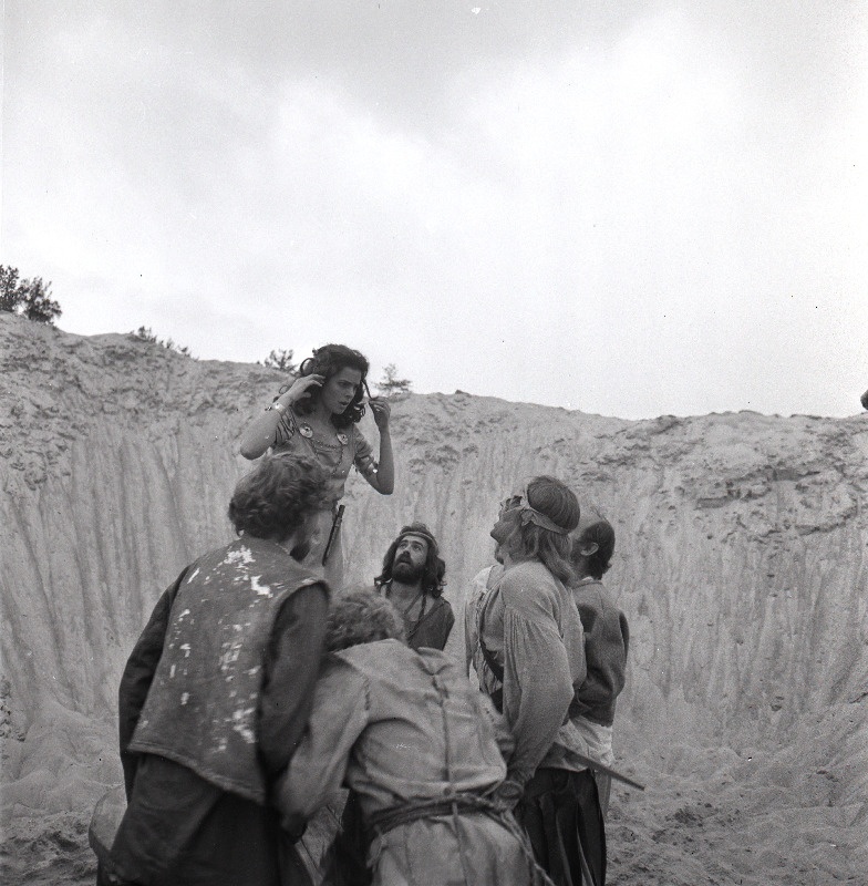 Filmi "Karoliine hõbelõng" filmimine. Chätrin Bagala kuningatütar Karoliine osas. Tõnu Kark Röövli osas. Urmas Kibuspuu Röövli osas. Jüri Krjukov Röövli osas. Ago Roo Röövli osas. Väino Laes Röövli osas.