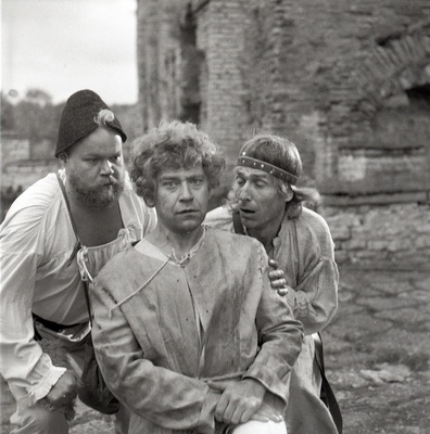 Filmi "Karoliine hõbelõng" filmimine. Tõnu Kark Röövli osas. Ain Lutsepp röövli osas. Ago Roo Röövli osas.  similar photo