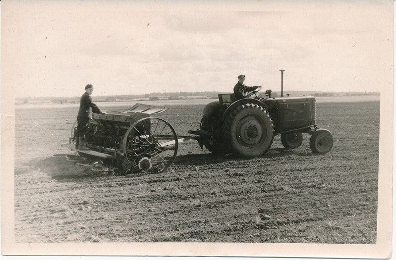 Traktor Vaeküla põllul