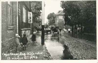 foto, Viljandi, Jakobsoni ja Lossi tn ristmikul üleujutus pärast vihma, 1926  duplicate photo