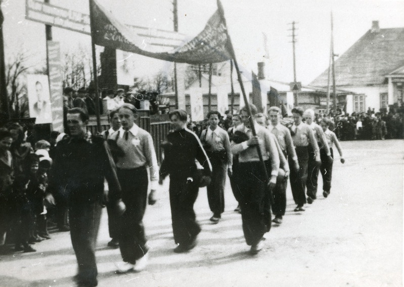 Pilk minevikku. Jõhvi "Kalevi" noored jalgpallurid maidemonstratsioonil 1952.a.