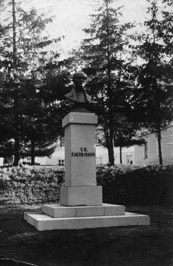 Mälestusmärk: Fr. R. Faehlmann, Tartu, 1931.
