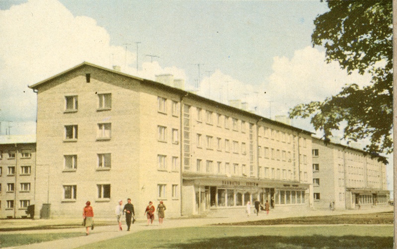 1960.a. ehitatud majad koos apteegi ja kauplustega Narva maantee algusesse.