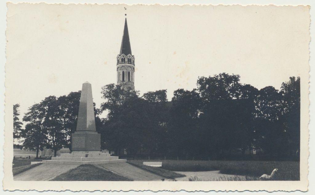 foto, Vabadussõjas langenute mälestussammas, kirik, Halliste, u 1935, foto E. Kurm
