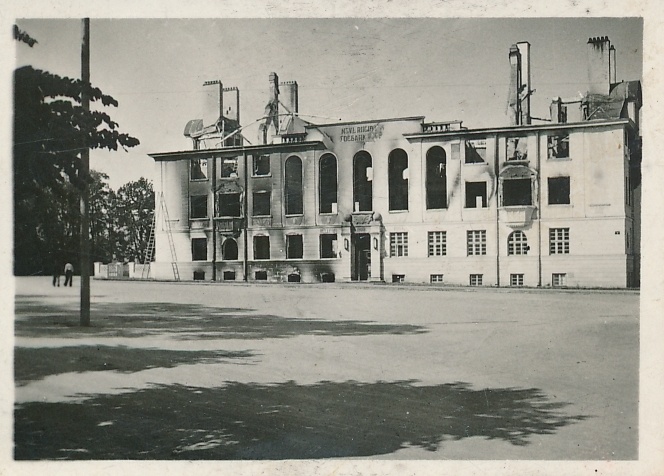 foto, Viljandi, poolpõlenud pangahoone, u 1950