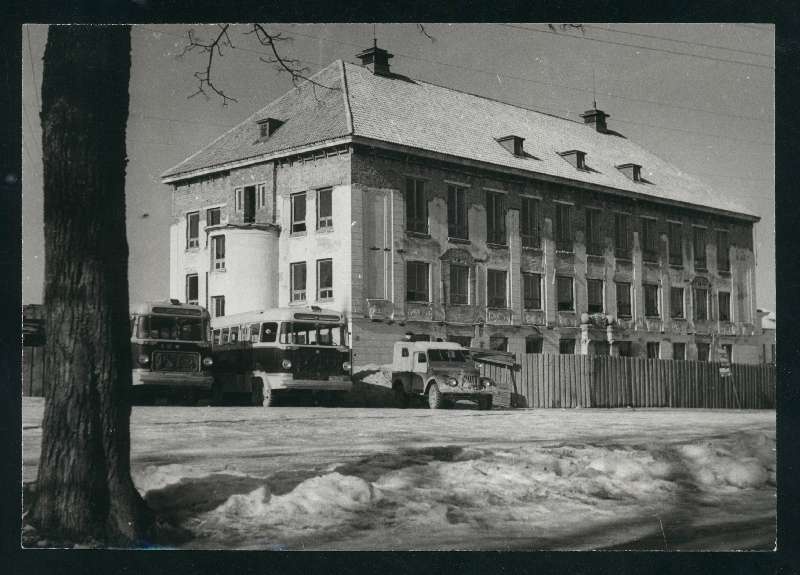 foto, Viljandi, Nõukogude väljak (Vabaduse plats), endise pangahoone taastamine administratiivhooneks, 1959, foto E. Veliste