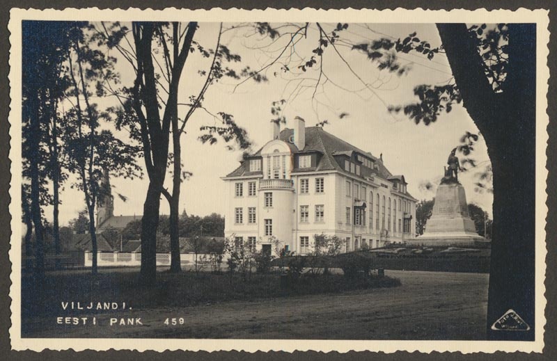 foto albumis, Viljandi, pangahoone, Vabadussõja mälestussammas, u 1935, foto J. Riet