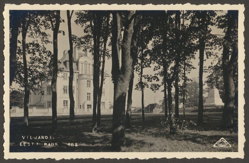 foto albumis, Viljandi, puistu, eemal pangahoone, mälestussammas, u 1930, foto J. Riet