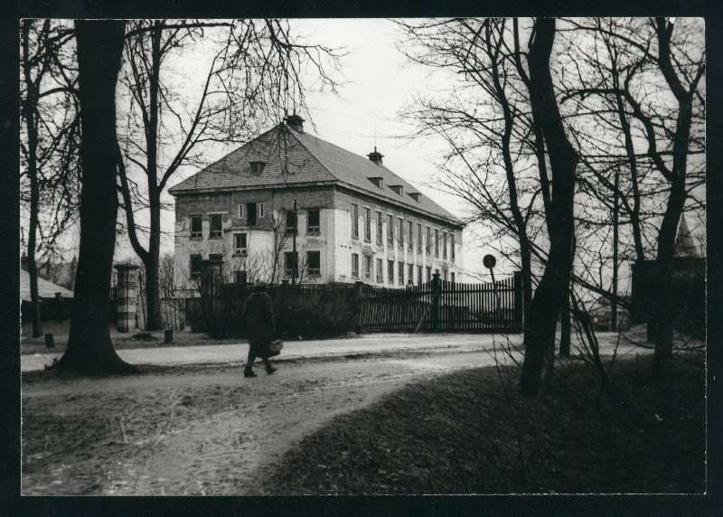 foto, Viljandi, Nõukogude väljak (Vabaduse plats), endise pangahoone taastamine administratiivhooneks, 1959, foto E. Veliste