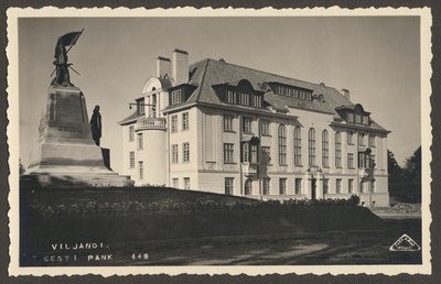 foto albumis, Viljandi, Vabadussõja mälestussammas, pangahoone, u 1930, foto J. Riet  similar photo