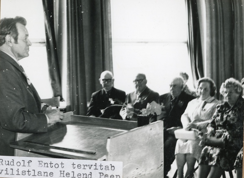 Pilk minevikku. Jõhvi pedagoog Rudolf Entot tervitab Helend Peep