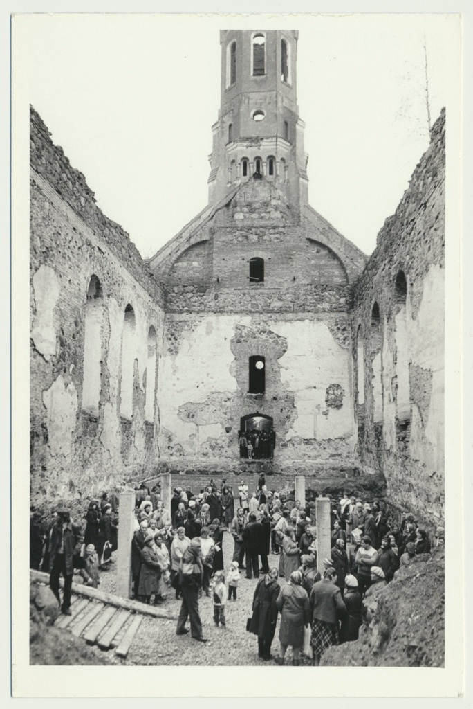 foto, Viljandimaa, Halliste kirik, nurgakivi panek, 1989, foto L. Kadalipp
