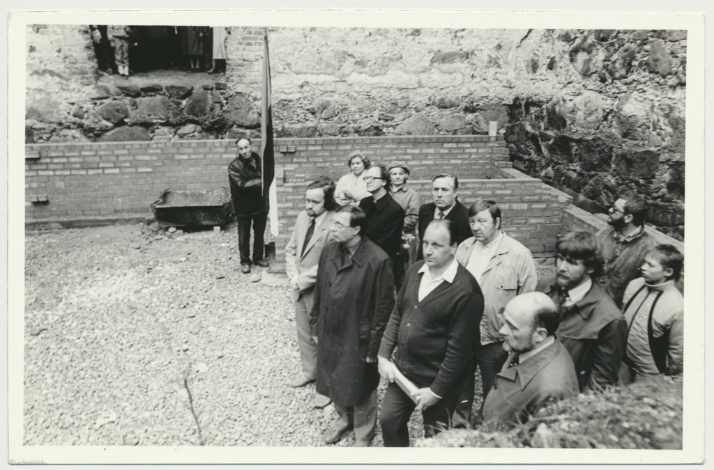 foto, Viljandimaa, Halliste kirik, nurgakivi panek, 1989, foto L. Kadalipp