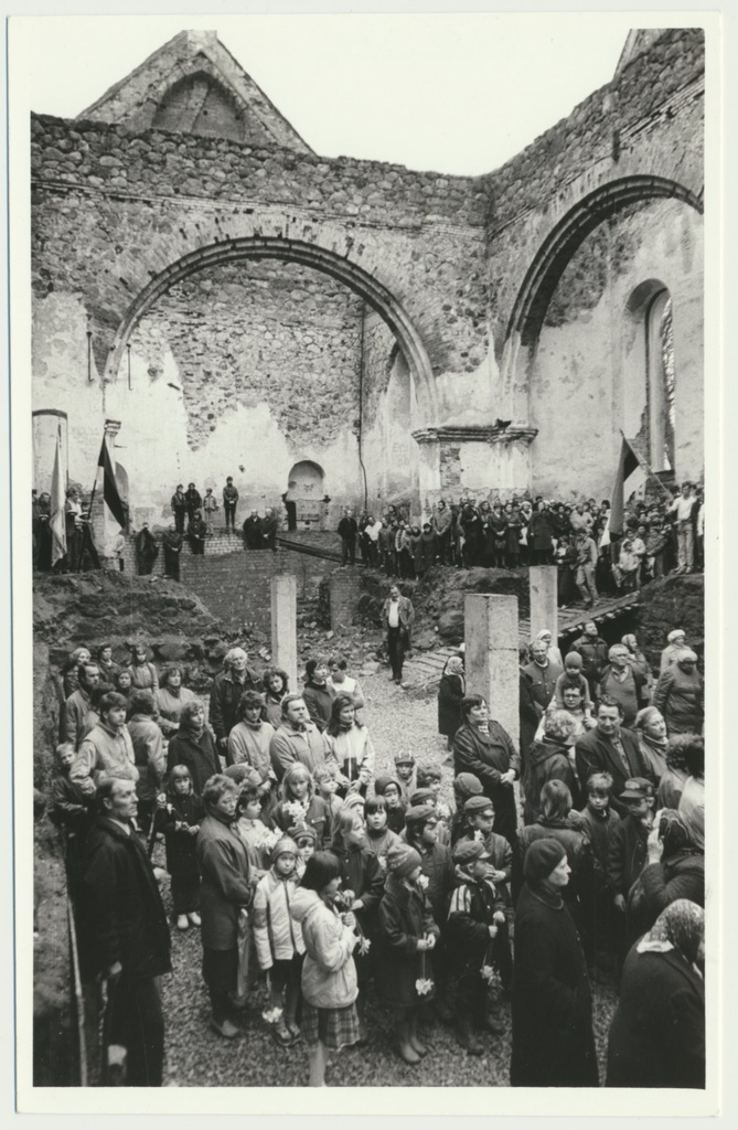 foto, Viljandimaa, Halliste kirik, nurgakivi panek, 1989, foto L. Kadalipp
