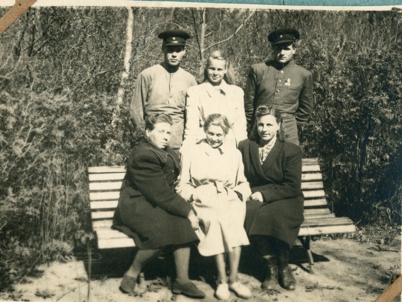 Albumis vaateid talutöödest, hoonetest, inimestest