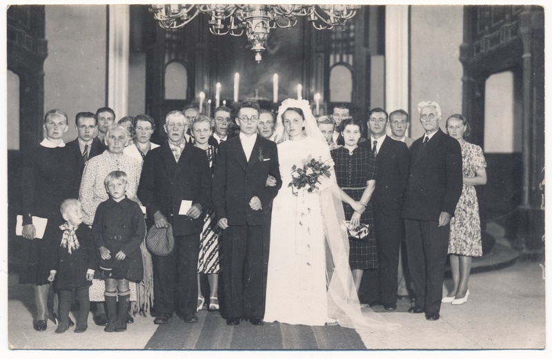 foto, laulatus, Johannes Luik ja Salme Luik (Tombak), Viljandi Pauluse kirik, paremal Anton Suurkask, 10.08.1940