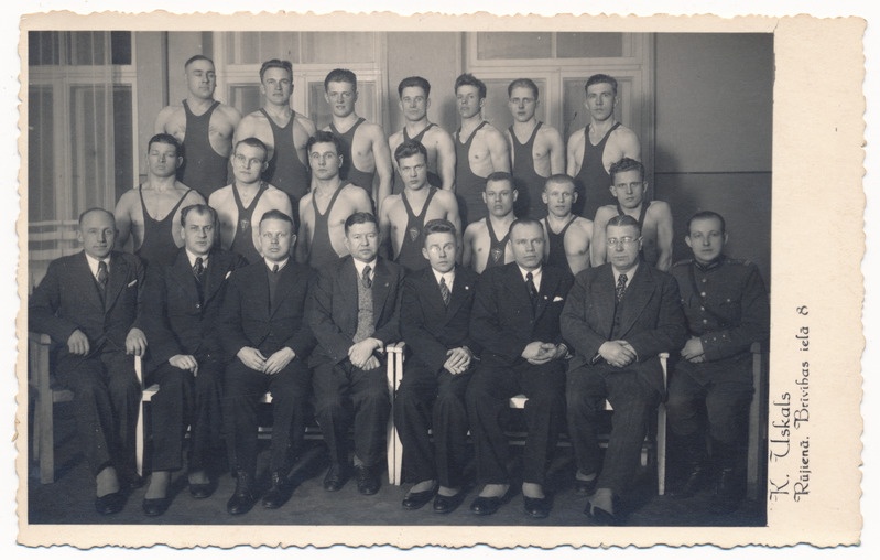 foto, Viljandi spordiselts Tulevik, maadlejad jt, I r par 4.Joh.Luik, 27.02.1937, foto K. Uskals, Ruhja