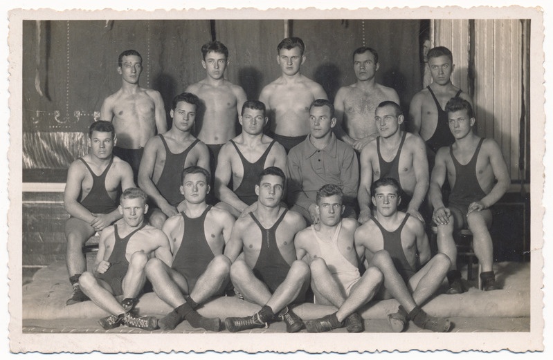 foto, Viljandi spordiselts Tulevik, raskejõustiklased, II r vas 3. K. Orumets, u 1938, foto E. Rang