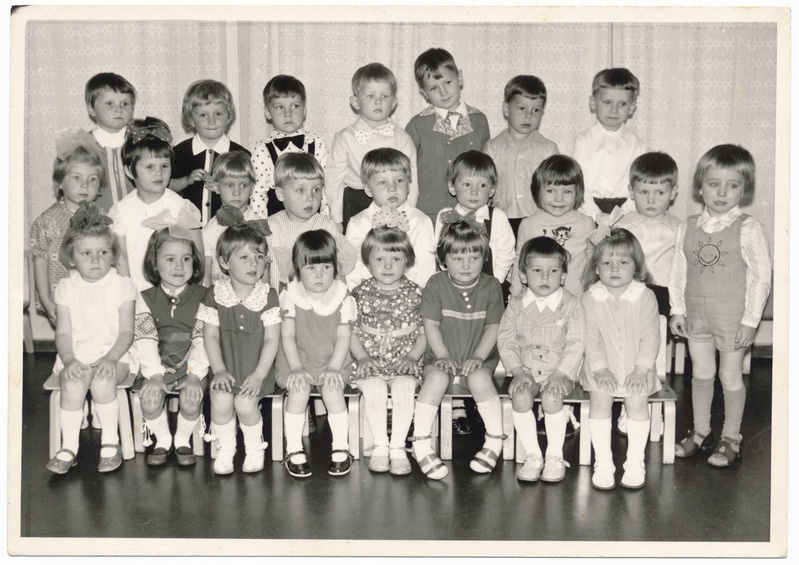 grupifoto, Viljandi I Lastesõim, Oru tn 21, 1976. a lõpetajad