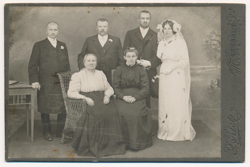 grupifoto, Viljandimaa, pruutpaar pereliikmetega, u 1910,  foto J. Riet