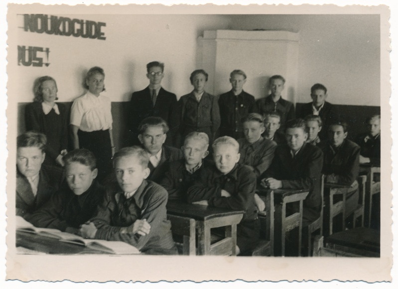grupifoto, Viljandi I Mittetäieliku Keskkool, klassiruum, VII b klassi õpilased, 09.1949 (Hariduse tn 2)