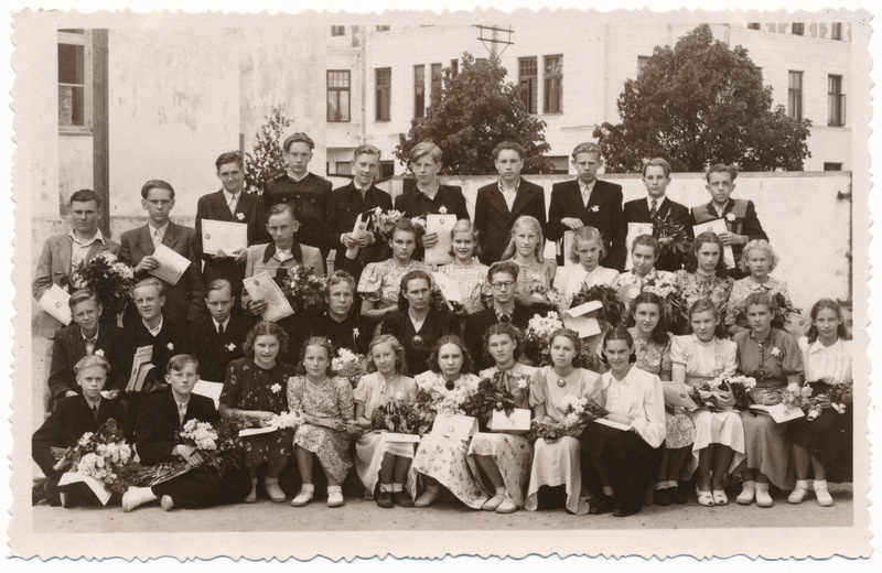 grupifoto, Viljandi I Mittetäieliku Keskkool, VII klassi lõpetajad ja õpetajad, direktor A. Kelder, mai 1951 (Laidoneri pl 5), nimed tagaküljel