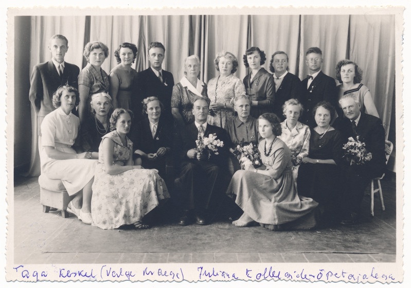 grupifoto, Viljandi I 7-klassilise kool, õpetajad, I r keskel juht Roman Jürgen, juuni 1960 (Laidoneri pl 5), nimed tagaküljel