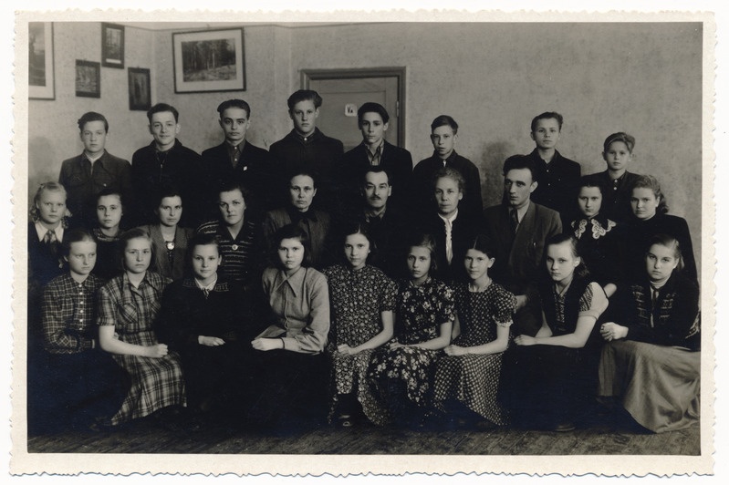 grupifoto, Viljandi I 7-klassiline Kool, VII b klassi õpilased ja õpetajad, II r keskel juht Roman Jürgen, 1954/55 (Laidoneri pl 5), taga õpilaste nimed