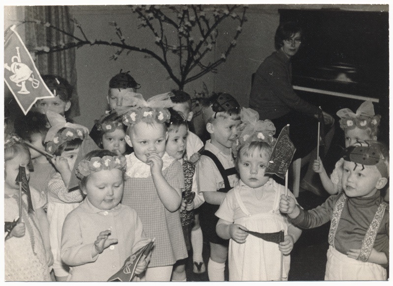 foto, Viljandi I Lastesõim, Oru tn 21, maipidu, klaveril saadab Reet Post 1971