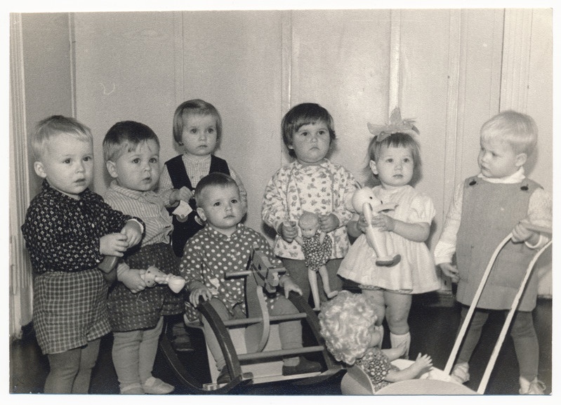 foto, Viljandi I Lastesõim, Oru tn 21, Oktoobripidu, lapsed, kiikhobu, nukuvanker, 1970