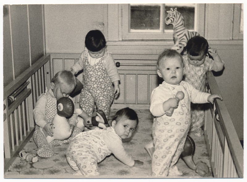 foto, Viljandi I Lastesõim, Oru tn 21, väikelapsed võreaias, sipupüksid, umb 1970