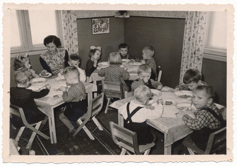 foto, Viljandi III lasteaed, Vaksali 11a, lapsed, söömine, kasvataja Anita Tusti u 1965