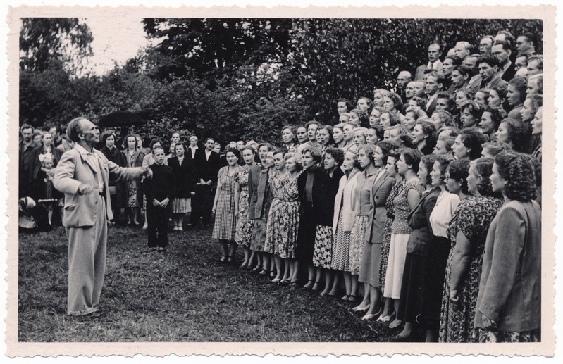 foto Viljandi muuseum, kodu-uurimisring Kurgja'l C.R.Jakobsoni 75.surmaastapäev, segakoor, 1957 foto L.Vellema