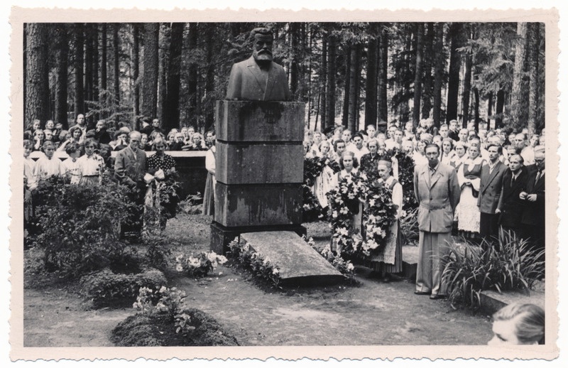 foto Viljandi muuseum, kodu-uurimisring, Kurgja, C.R.Jakobson'i 75.surmaastapäev, hauamonument, pärga asetab P.Auspere 1957 foto L.Vellema