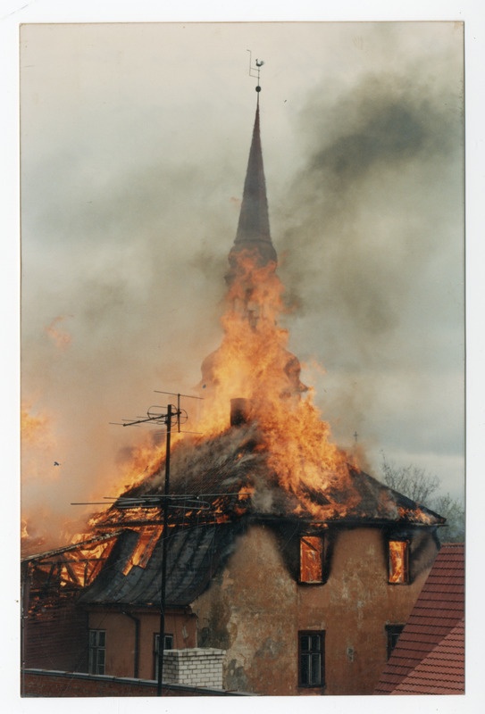 Foto. Tulekahju Kuninga tn 22 Pärnus
