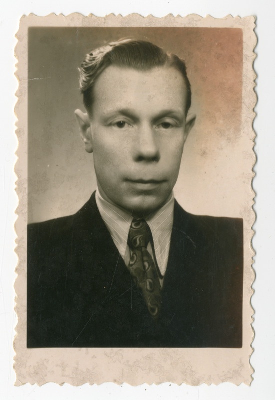 Foto, must-valgel. Hermit Kurgu