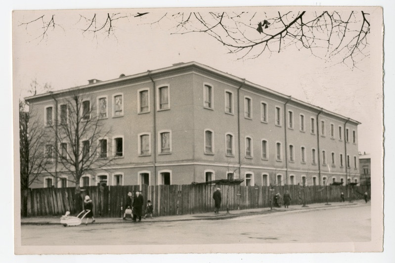 Foto, must-valge, Pärnu Kommunist. Kolmekorruseline hoone