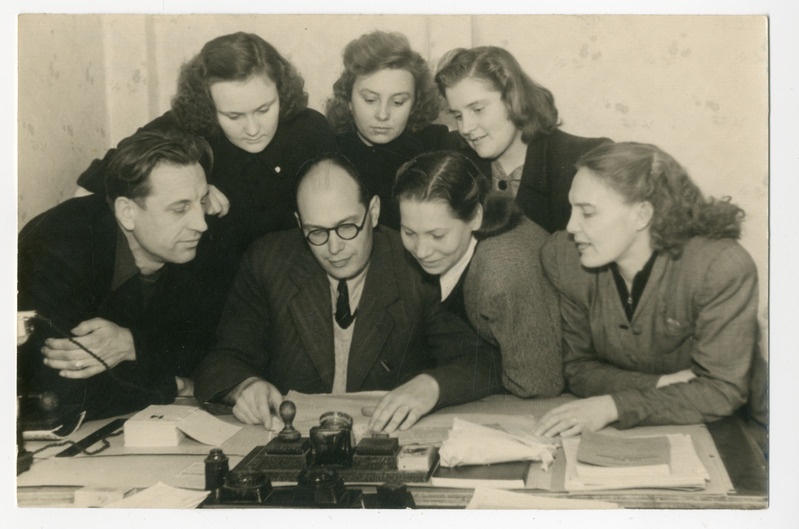 Foto, must-valge, Töörahva Hääl. Lugemine Sindis