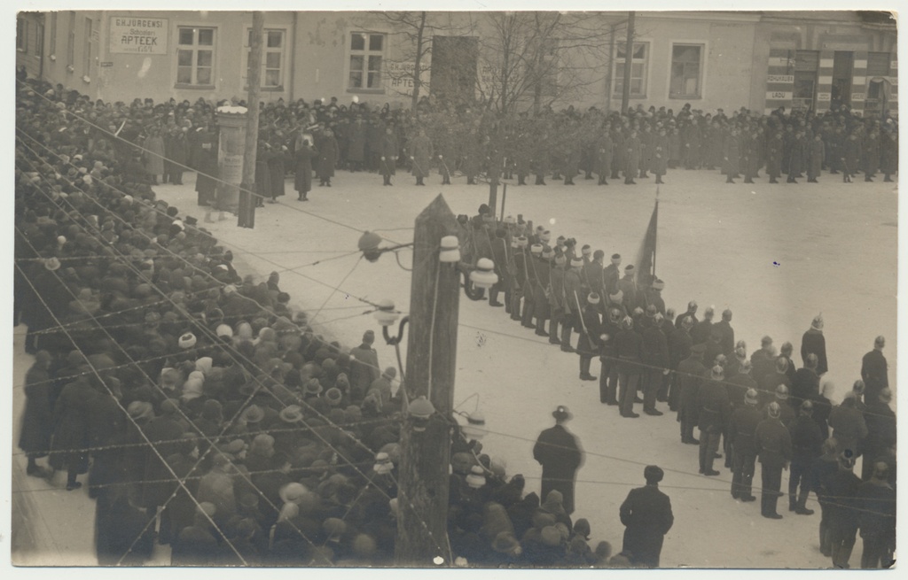 foto, Viljandi turuplats, vabariigi aastapäeva paraad, taga G. H. Jürgens'i apteek (Suurturg 12) u 1925 foto Mik