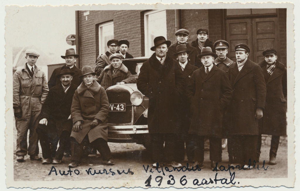 foto autokursus Viljandis, grupp auto ümber sh E.Sova, 01.04.1936