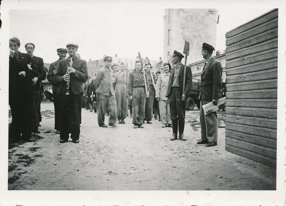 foto, Viljandi Vabatahtliku tuletõrjeühingu liikmed koristustöödele minemas (Väike-Turu tn 3) 1946-1947?