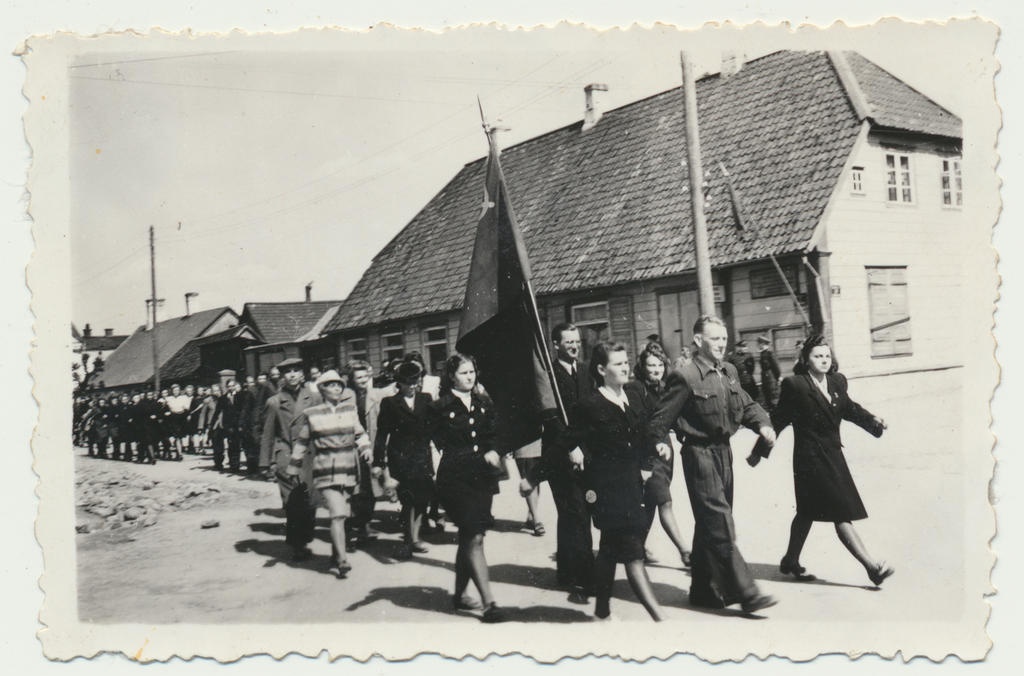 foto Viljandi Tallinna-Kauba-Vaksali tn ristmik, rongkäik, u 1940-1941