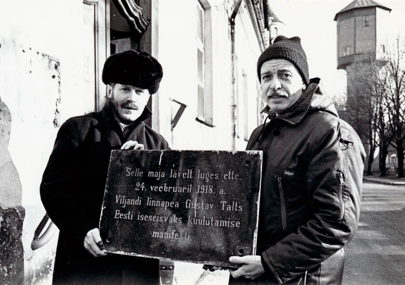 foto, Viljandi Muuseumi nimetahvli tagakülg, Ahto Ani ja Heiki Raudla 07.02.1990, fotograaf Endel Veliste