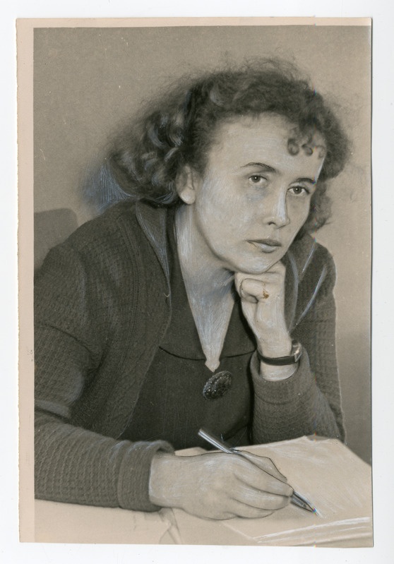 Foto, must-valge, Pärnu Kommunist. Kirjutav naine