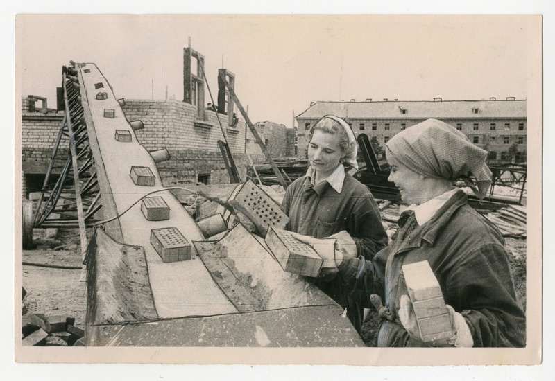 Foto, must-valge, Pärnu Kommunist. Tellistega naised