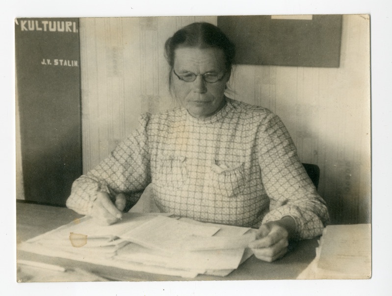 Foto, must-valge. Kirjutav naine