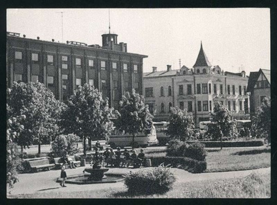 foto, Viljandi, Keskväljak, purskkaev Tüdruk tuvidega, Tartu tn majad, u 1965, foto A. Kiisla  duplicate photo
