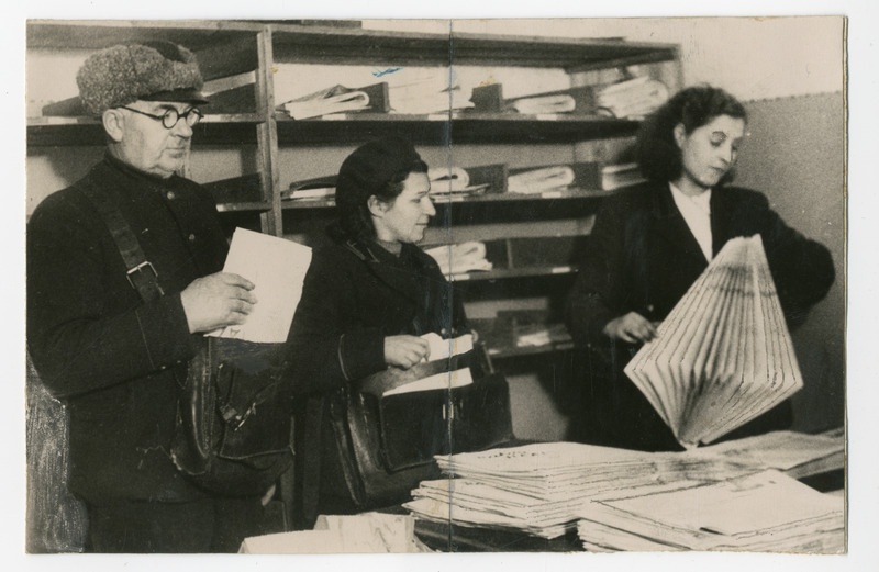 Foto, must-valge, Töörahva Hääl. Töö ajalehtedega