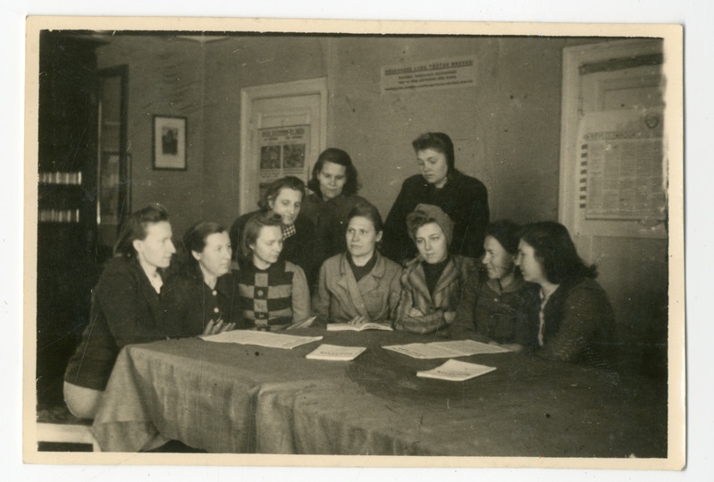 Foto, must-valge, Töörahva Hääl. Laua taga istuvad naised