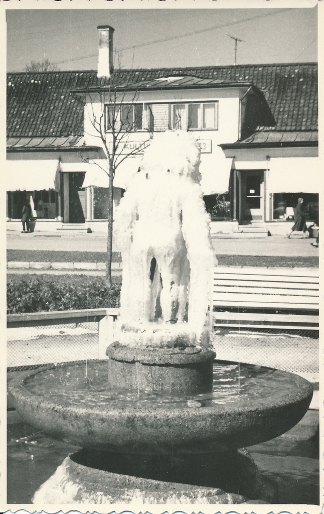 foto, Viljandi, Keskväljak, purskkaev Tüdruk tuvidega, kuju jääga kaetud, u 1960
